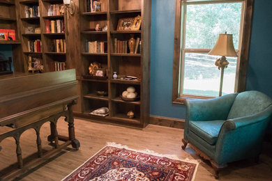 Example of a classic home office design in Houston