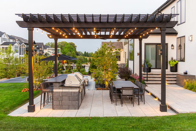 Photo of a modern patio in Chicago.