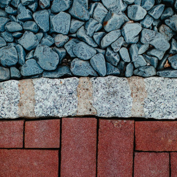 Materialkomposition mit Granit, Klinker und Kies