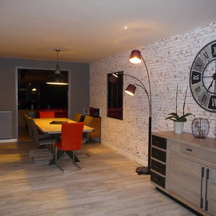 ブレストの巨大なインダストリアルスタイルのLDKの画像 (グレーの壁、クッションフロア、暖炉なし、白い床)