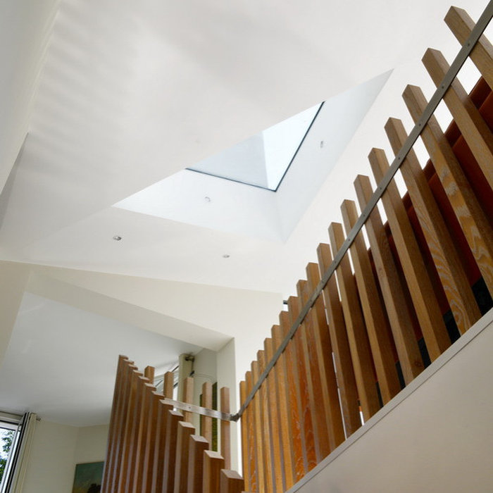 L'escalier suspendu avec le trémie ouvert relie le salon et le niveau sous sol.