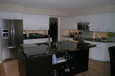 Example of a kitchen design in Miami