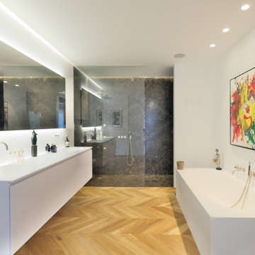 Marmordusche mit Vola Armaturen und innovativem baqua System