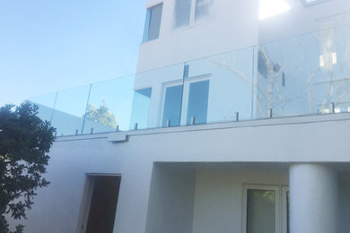 Large minimalist balcony photo in Los Angeles