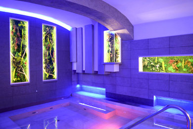 Immagine di una piscina coperta naturale minimalista rettangolare con una dépendance a bordo piscina