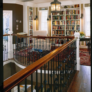 Idéer för att renovera ett litet vintage arbetsrum, med bruna väggar, mörkt trägolv och ett fristående skrivbord