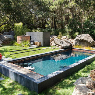 Mittelgroßer Uriger Whirlpool hinter dem Haus in rechteckiger Form in Toronto