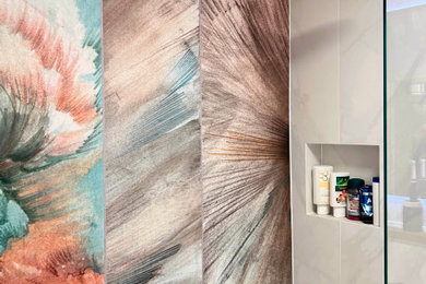 Imagen de cuarto de baño único y gris y blanco clásico pequeño con bañera encastrada, baldosas y/o azulejos de mármol, aseo y ducha, lavabo sobreencimera y papel pintado