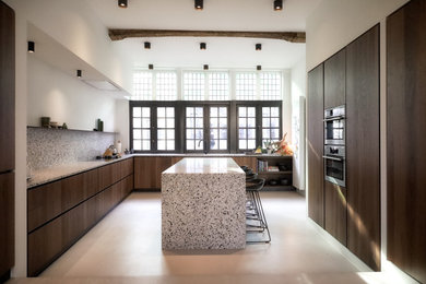 Immagine di una grande cucina minimalista chiusa con ante lisce, ante marroni, top in granito, paraspruzzi grigio, pavimento in cemento, pavimento grigio, top grigio e travi a vista