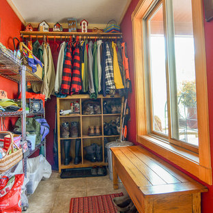 他の地域の中サイズの片開きドアラスティックスタイルのおしゃれなマッドルーム (赤い壁、セラミックタイルの床、ガラスドア) の写真