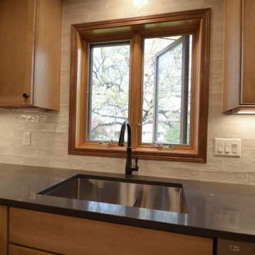 Spacious Kitchen with Peninsula Seating