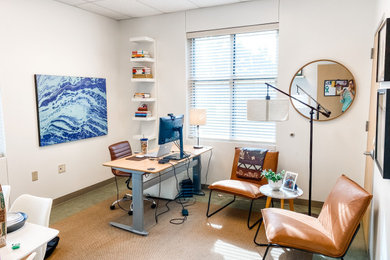 Foto de despacho minimalista de tamaño medio