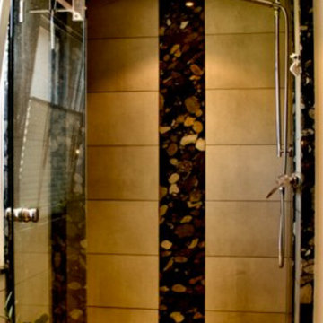 Dusche mit schönen Natursteinplatten
