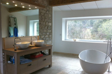 Réalisation d'une salle de bain design.