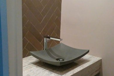 Example of a minimalist bathroom design in Detroit
