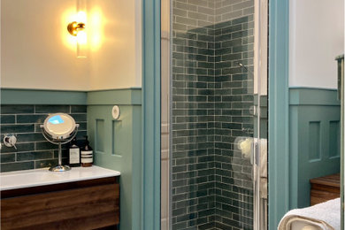 Idées déco pour une salle de bain classique avec une baignoire sur pieds, une douche d'angle, un sol en marbre et boiseries.