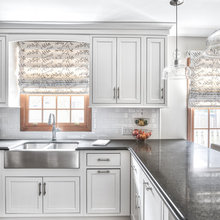 Clean White Kitchen With Black Counter Tops Klassisch Modern