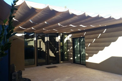 Example of a mid-sized minimalist entryway design in Phoenix