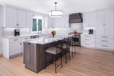 Design ideas for a medium sized classic kitchen in Chicago.