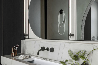 Ejemplo de cuarto de baño doble contemporáneo con puertas de armario negras, encimera de cuarcita y encimeras blancas