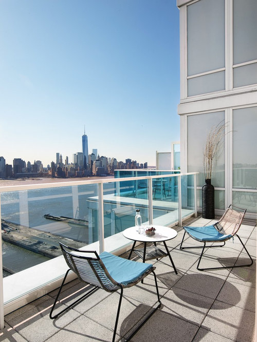 (https://www.houzz.jp/特集記事/houzzの使い方専門家にお問い合わせをしてみよう-stsetivw-vs~112210462)」をご覧ください。 お気軽に専門家にお問い合わせをして、理想の家をカタチにしてみましょう。... もっと見る家の中でもっとも頻繁に食事をする場所は?
コメント (0)あなたは食事を「食べる場所にとらわれない派」ですか、それとも「ダイニングテーブルで食べる派」ですか? 皆さんが家の中でもっとも頻繁に食事をする場所を、以下より1つ選択してください。... もっと見る外構費を浮かせるため、自分で外構をDIYしてみたらこうなった
コメント (0)お家を作る時に、意外とかかるのが外構費用です。 一般的には200万円程度は見ておきましょう、とも言われたりもします。 しかしこの施主様は、外構をDIYしたので0円でした! 自分で枕木を並べてアプローチと、花壇を作って、もみじを一本植えて、あとは、一部だけ瓦チップっていう赤い石を敷いています。(一部だけ色の違う石をまくと、それっぽくなります) 駐車場は、ホームセンターの一番安い砂利をまいているだけです。 業者に頼まず、自分でホームセンターで買ってきて、足りないところは足したりしつつ。 立派とは言えないかもしれませんけど、なんかこうしてちょっとやるだけでも玄関って感じになるでしょう。とのことでした。 家づくりのお役に立てましたら嬉しく思います。 この記事を詳しく読む!... もっと見る- 8年前
![