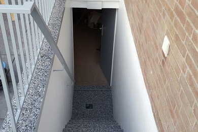 Moderne Betontreppe mit Beton-Setzstufen und Stahlgeländer in Köln
