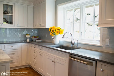Kitchen - mid-sized transitional u-shaped medium tone wood floor kitchen idea in Seattle with an undermount sink, shaker cabinets, white cabinets, quartzite countertops, gray backsplash, glass tile backsplash, stainless steel appliances and an island