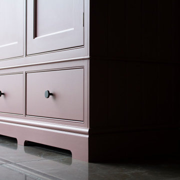 Pampas - Surrey showroom. Traditional kitchen details with splashes of colour.