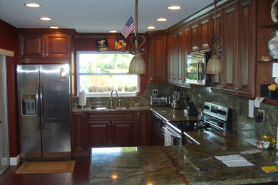 Inspiration for a timeless kitchen remodel in Tampa