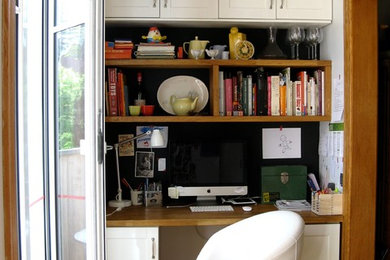 Elegant home office photo in Montreal
