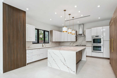 Kitchen photo in Miami