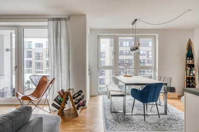 Offenes, Mittelgroßes Nordisches Esszimmer mit weißer Wandfarbe, braunem Holzboden und braunem Boden in Hamburg