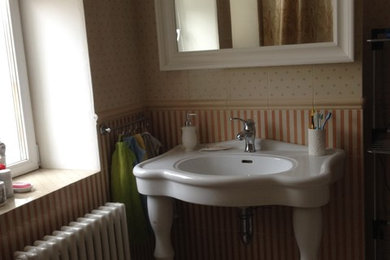На фото: ванная комната в классическом стиле с керамической плиткой с