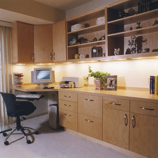 シカゴの小さいモダンスタイルのおしゃれな書斎 (白い壁、カーペット敷き、造り付け机) の写真