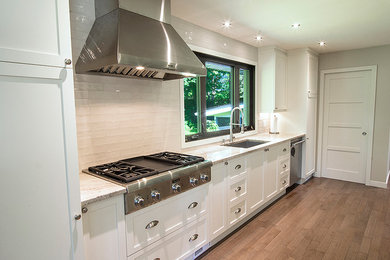 Inspiration for a contemporary kitchen remodel in Montreal