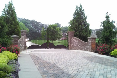 Design ideas for a traditional landscaping in Other.