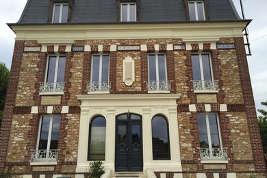 Renovation d'une maison ancienne avec portes et fenêtres en bois