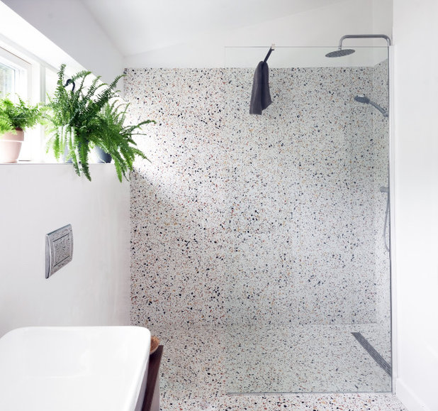 コンテンポラリー 浴室 by re-interiors