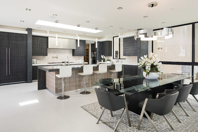 Dining room - modern dining room idea in Los Angeles
