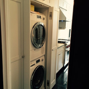 Ejemplo de lavadero multiusos y de galera, tradicional renovado, pequeño, con fregadero bajoencimera, armarios estilo shaker, puertas de armario blancas, encimera de granito, suelo de mármol y lavadora y secadora escondidas