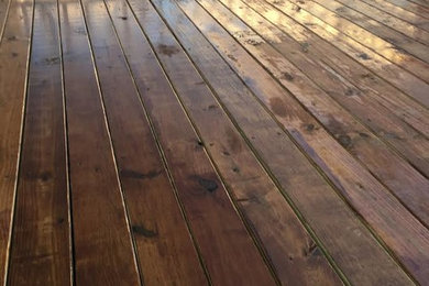 Example of a farmhouse deck design in Austin