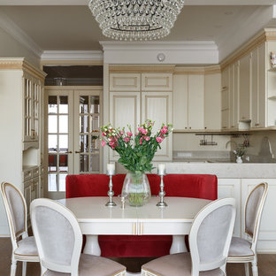 Стильный дизайн: кухня-гостиная в стиле современная классика с паркетным полом среднего тона и коричневым полом - последний тренд