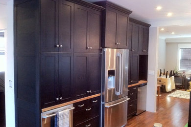 Kitchen - modern kitchen idea in Vancouver
