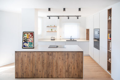 Cocina en blanco y madera, cálida y actual.