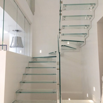 Escalier Lounge acier et verre extra clair / Steel and glass stairs Lounge