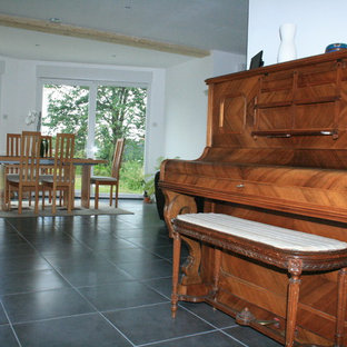 ナンシーの広いラスティックスタイルのLDKの画像 (白い壁、セラミックタイルの床、黒い床)