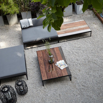 Holzterrasse und Loungeecke