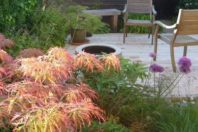 Design ideas for a small modern courtyard partial sun garden in Other with an outdoor games court and decking.