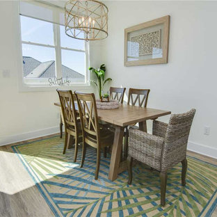 Diseño de comedor marinero, grande, abierto, sin chimenea, con paredes blancas, suelo laminado y suelo beige