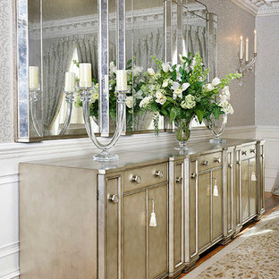 Geschlossenes, Geräumiges Klassisches Esszimmer mit metallicfarbenen Wänden und braunem Holzboden in Washington, D.C.